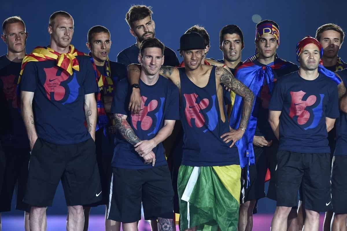 Com direito a festa, discurso dos jogadores e emoo, craques do Barcelona comemoram ttulo da Liga dos Campees no Estdio Camp Nou