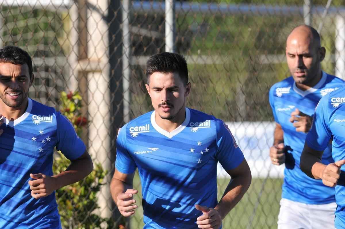 Jogadores do Cruzeiro treinaram em clima leve depois de conseguir duas vitrias seguidas no Brasileiro