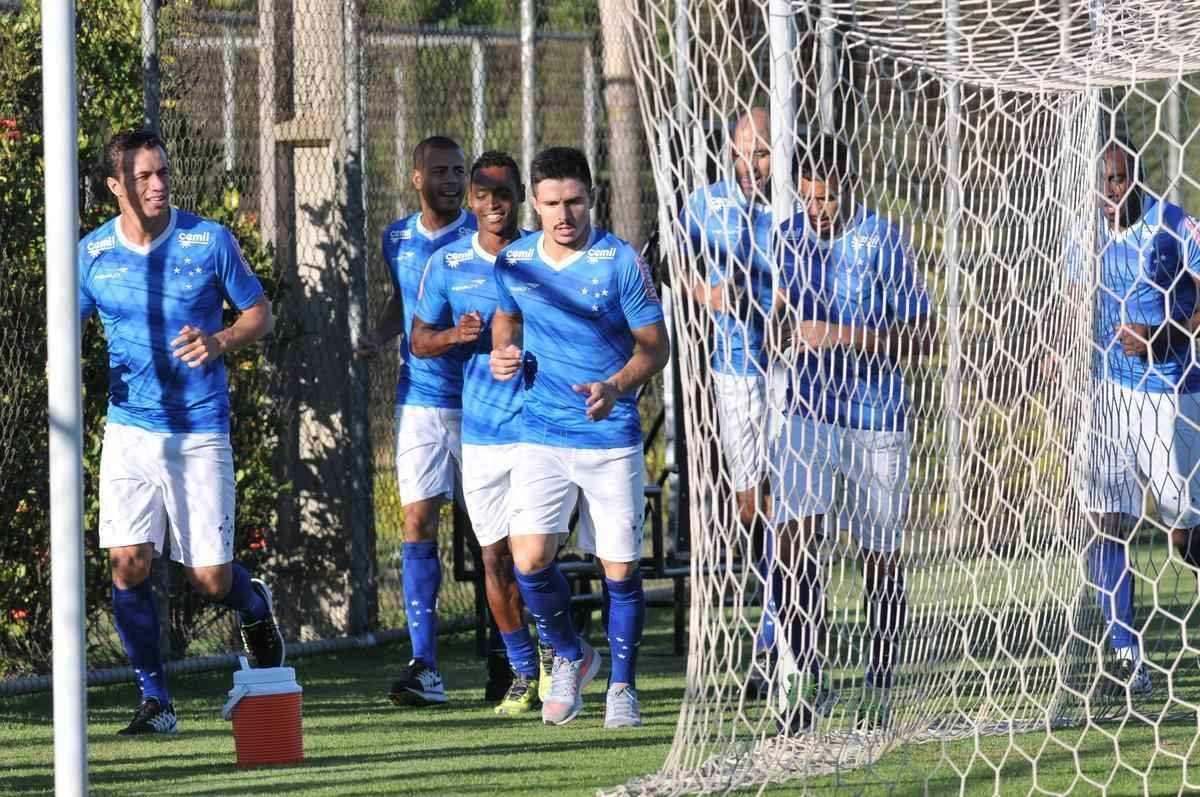 Jogadores do Cruzeiro treinaram em clima leve depois de conseguir duas vitrias seguidas no Brasileiro
