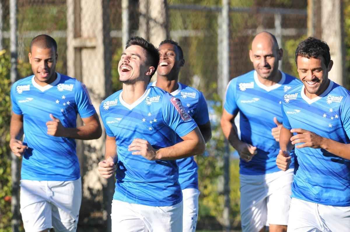 Jogadores do Cruzeiro treinaram em clima leve depois de conseguir duas vitrias seguidas no Brasileiro