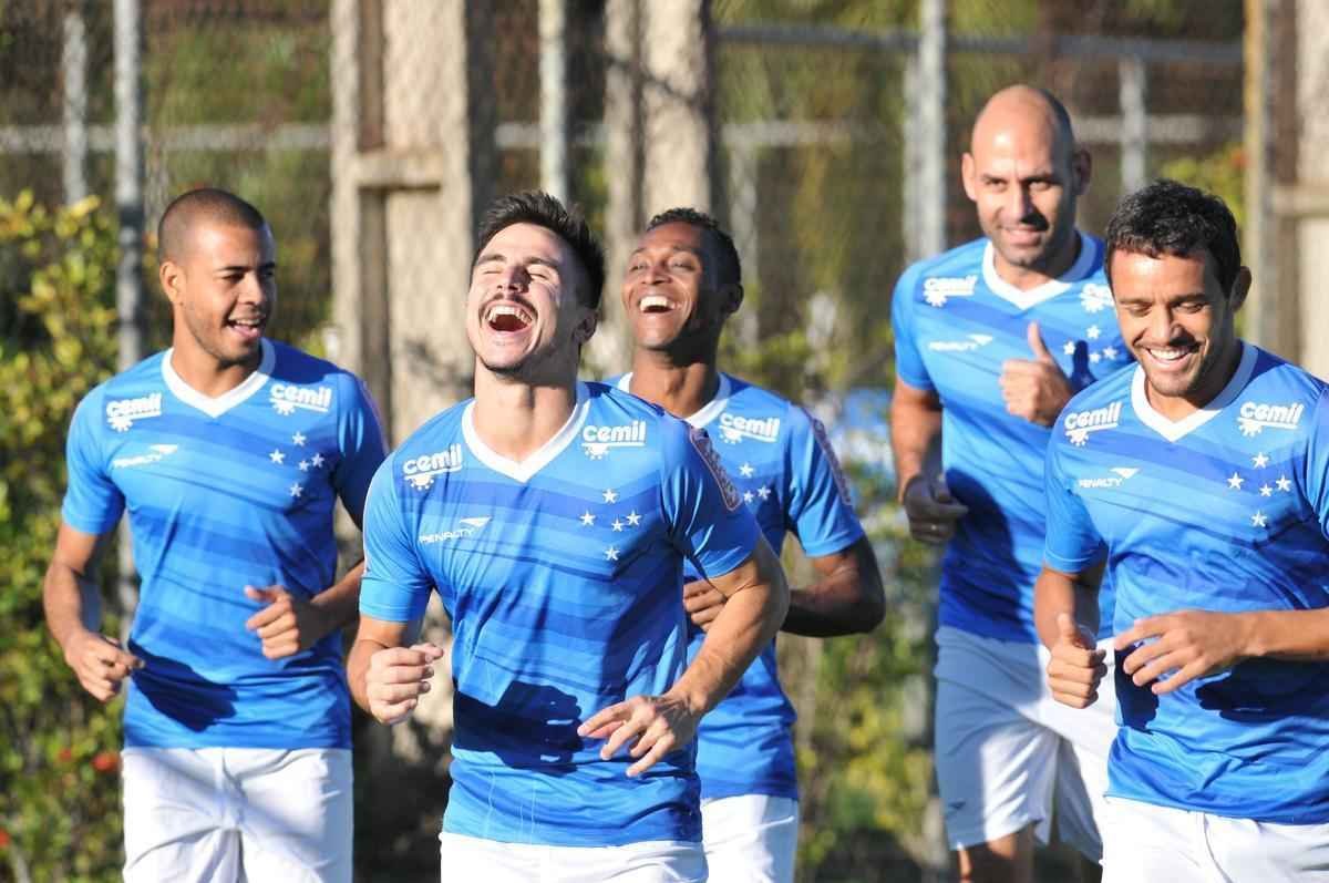 Jogadores do Cruzeiro treinaram em clima leve depois de conseguir duas vitrias seguidas no Brasileiro