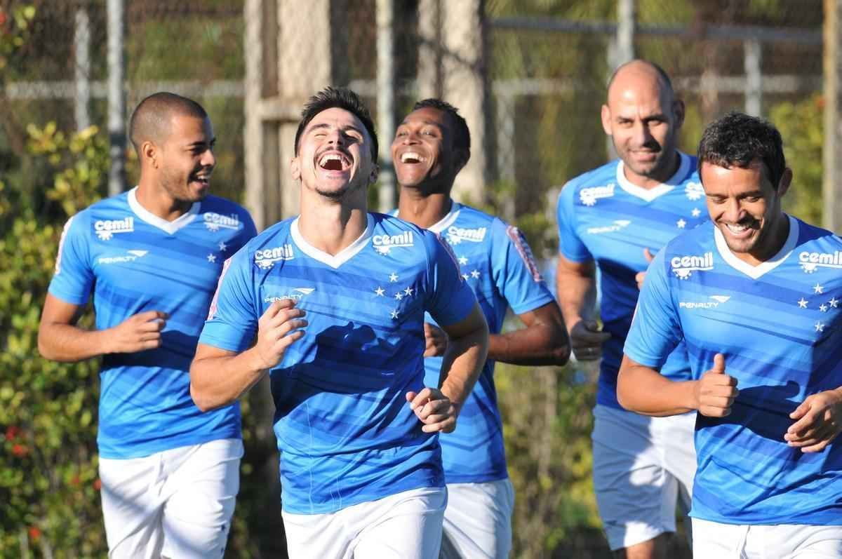Jogadores do Cruzeiro treinaram em clima leve depois de conseguir duas vitrias seguidas no Brasileiro