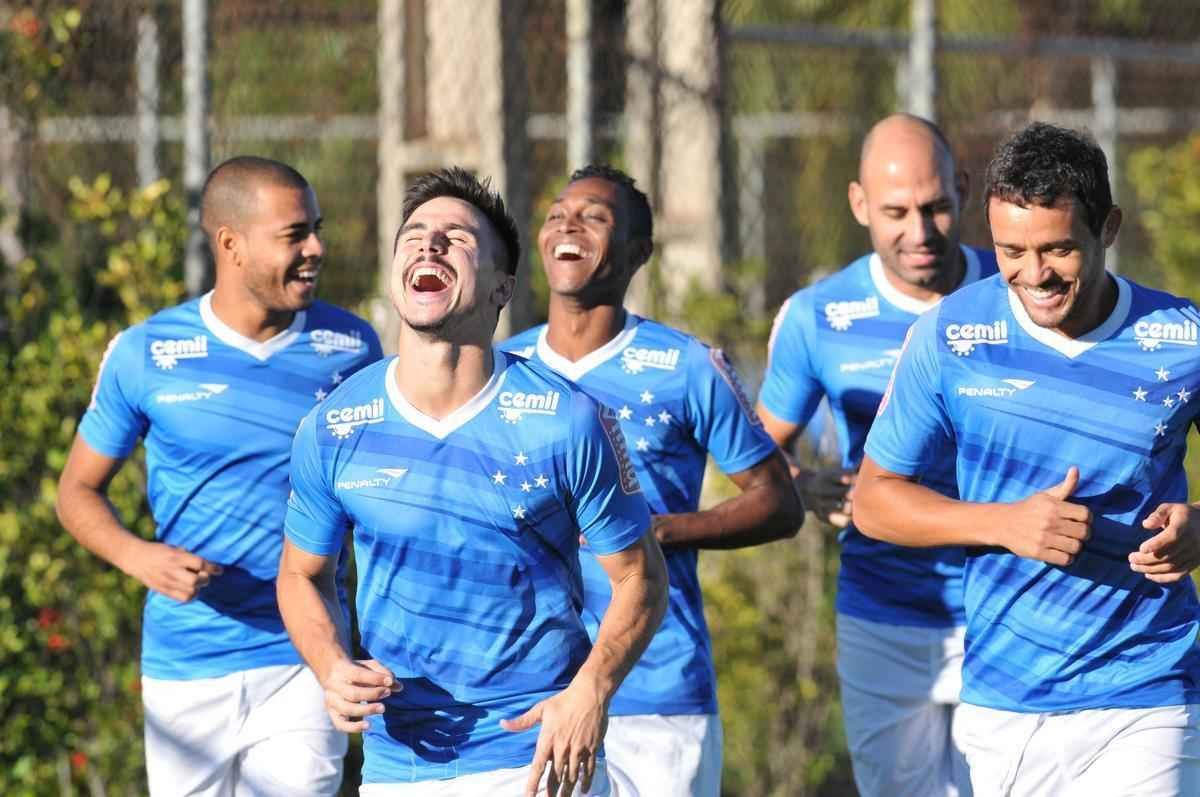 Jogadores do Cruzeiro treinaram em clima leve depois de conseguir duas vitrias seguidas no Brasileiro
