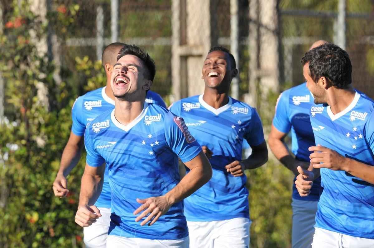 Jogadores do Cruzeiro treinaram em clima leve depois de conseguir duas vitrias seguidas no Brasileiro