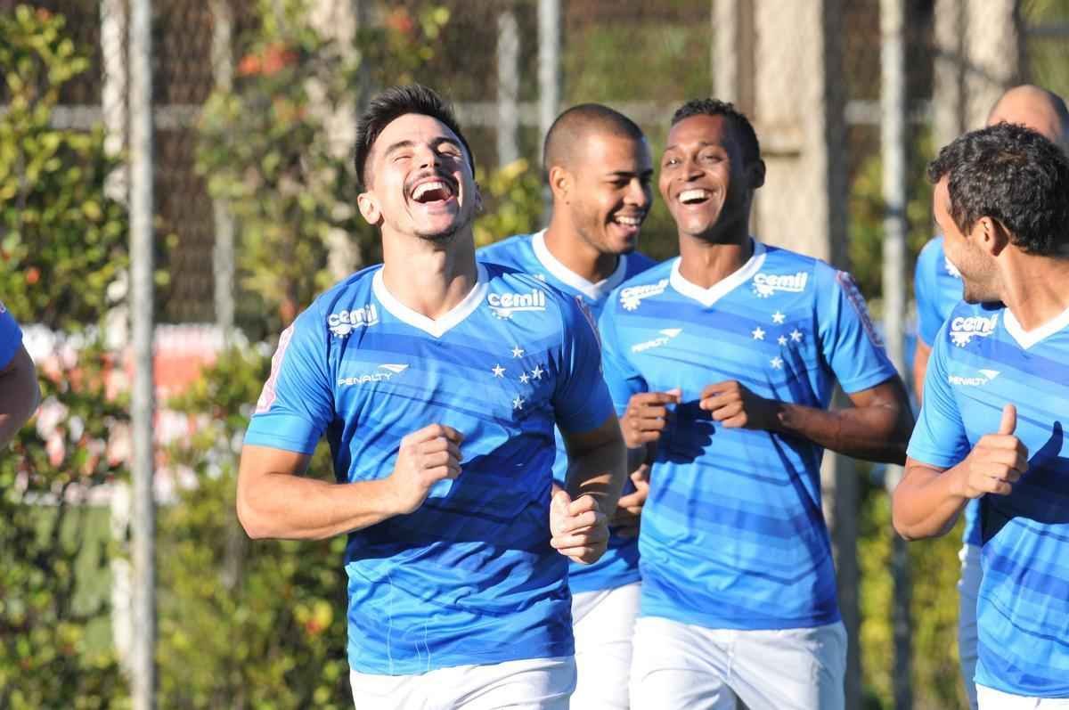 Jogadores do Cruzeiro treinaram em clima leve depois de conseguir duas vitrias seguidas no Brasileiro