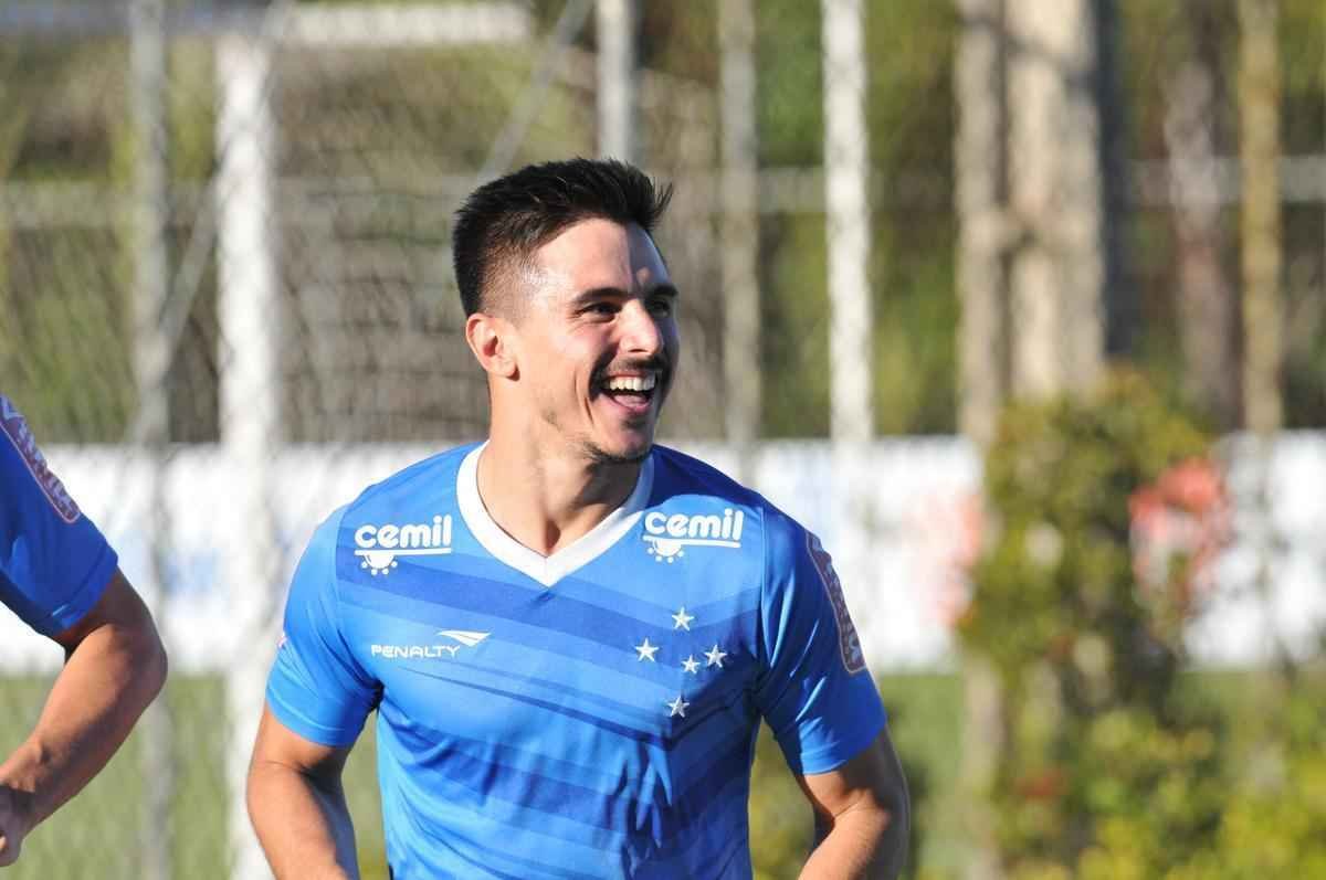 Jogadores do Cruzeiro treinaram em clima leve depois de conseguir duas vitrias seguidas no Brasileiro