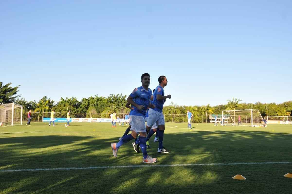 Jogadores do Cruzeiro treinaram em clima leve depois de conseguir duas vitrias seguidas no Brasileiro