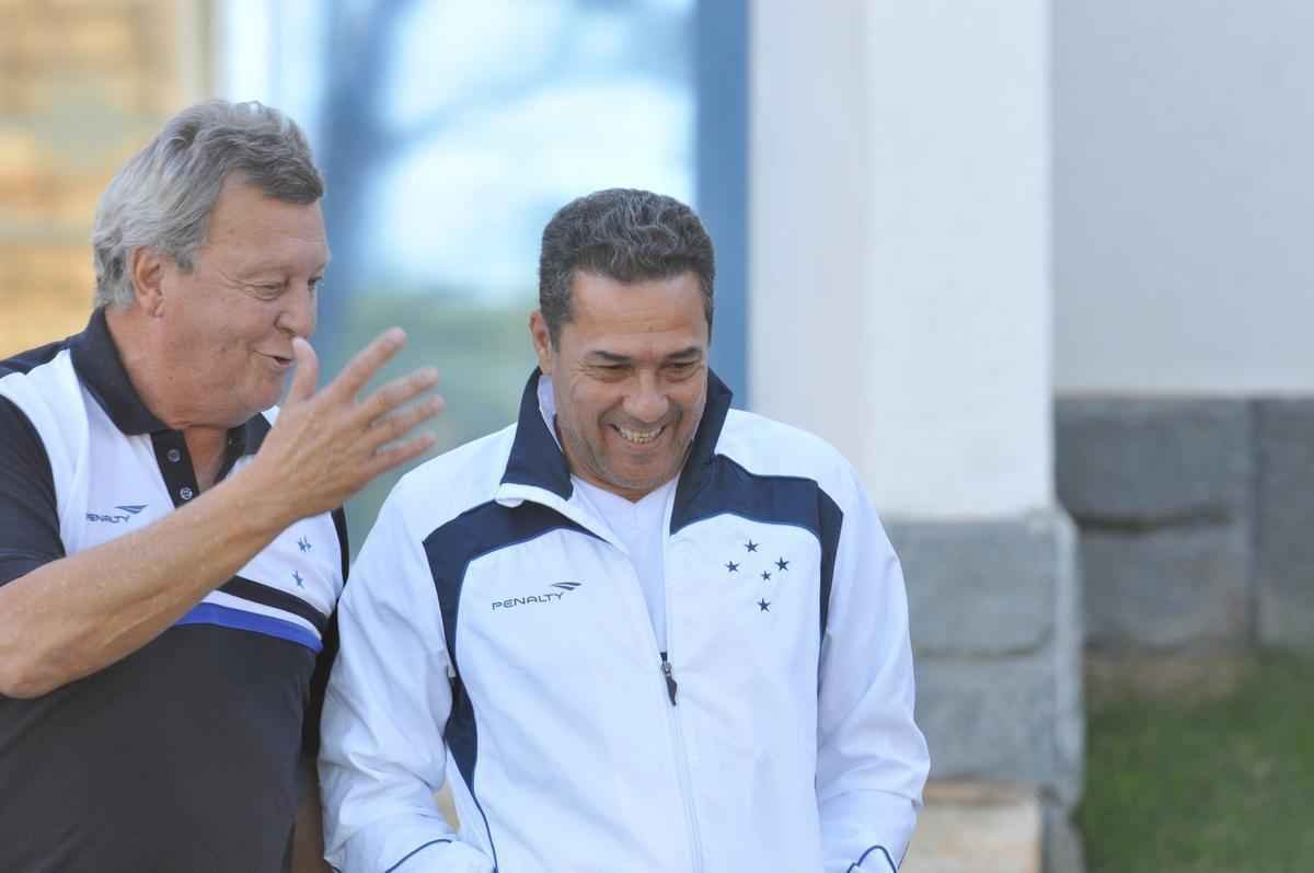 Jogadores do Cruzeiro treinaram em clima leve depois de conseguir duas vitrias seguidas no Brasileiro