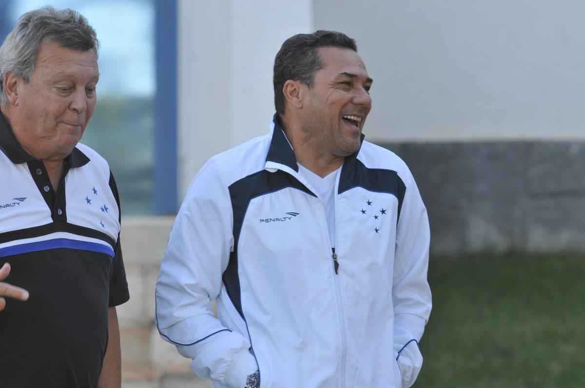 Jogadores do Cruzeiro treinaram em clima leve depois de conseguir duas vitrias seguidas no Brasileiro