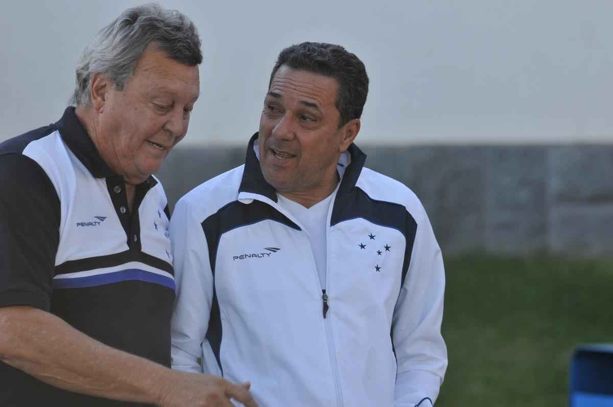 Jogadores do Cruzeiro treinaram em clima leve depois de conseguir duas vitrias seguidas no Brasileiro