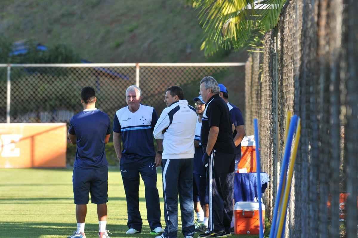 Jogadores do Cruzeiro treinaram em clima leve depois de conseguir duas vitrias seguidas no Brasileiro