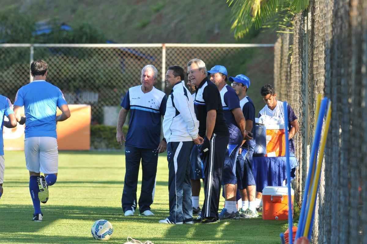 Jogadores do Cruzeiro treinaram em clima leve depois de conseguir duas vitrias seguidas no Brasileiro