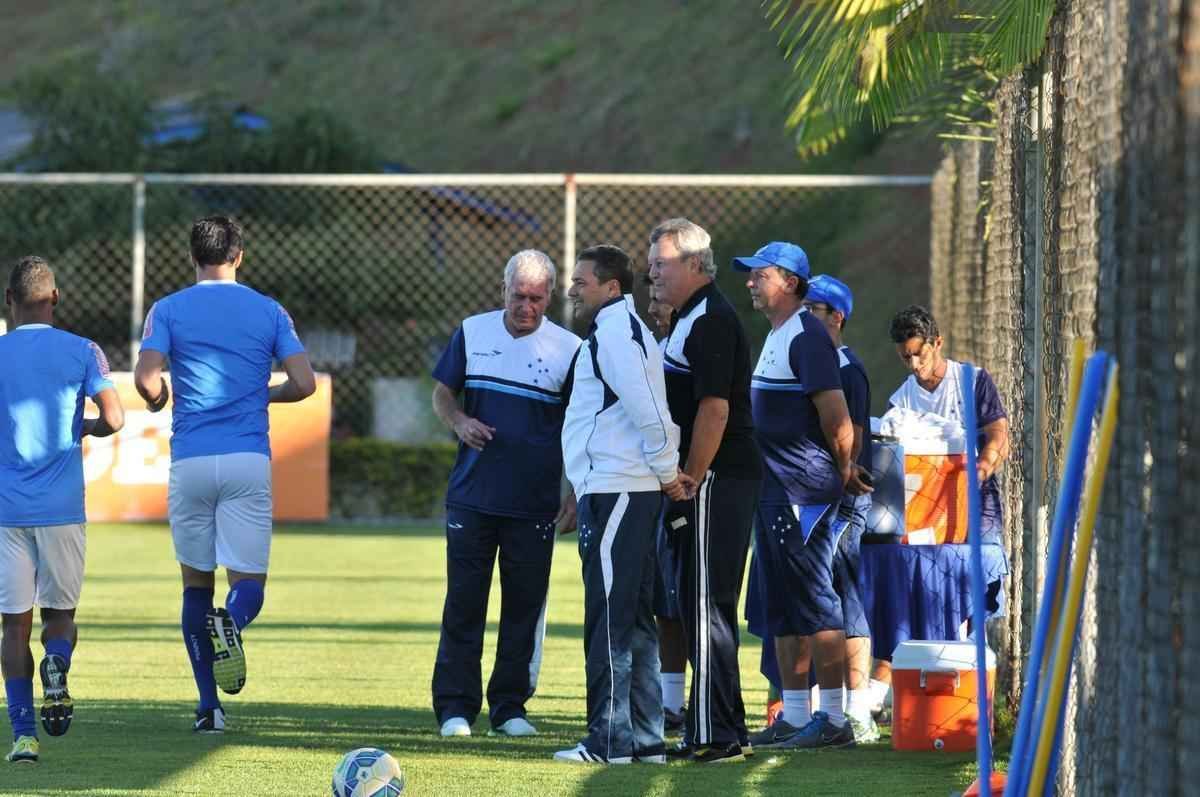 Jogadores do Cruzeiro treinaram em clima leve depois de conseguir duas vitrias seguidas no Brasileiro