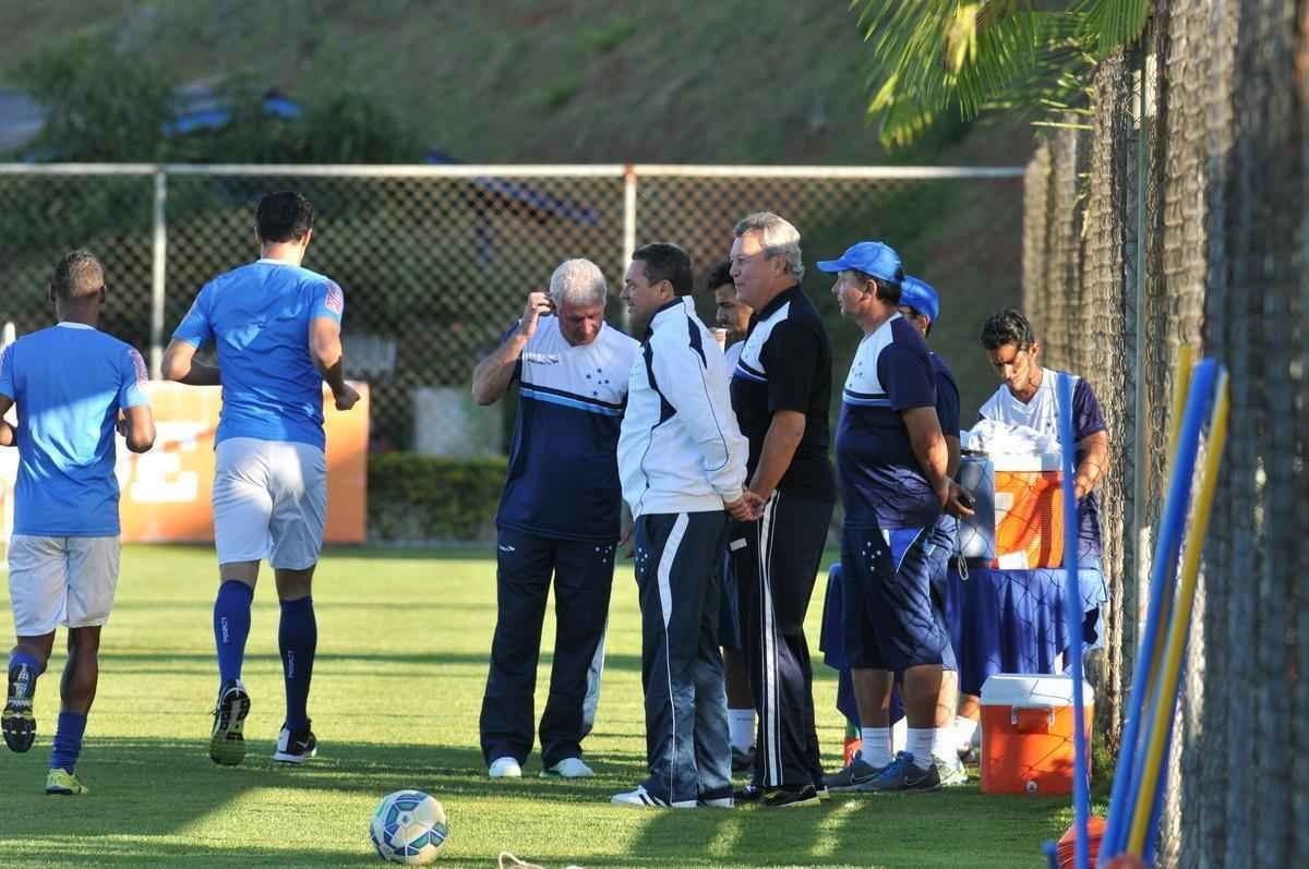 Jogadores do Cruzeiro treinaram em clima leve depois de conseguir duas vitrias seguidas no Brasileiro