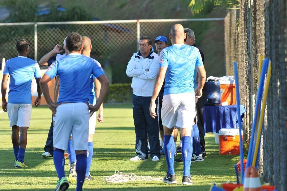 Jogadores do Cruzeiro treinaram em clima leve depois de conseguir duas vitrias seguidas no Brasileiro