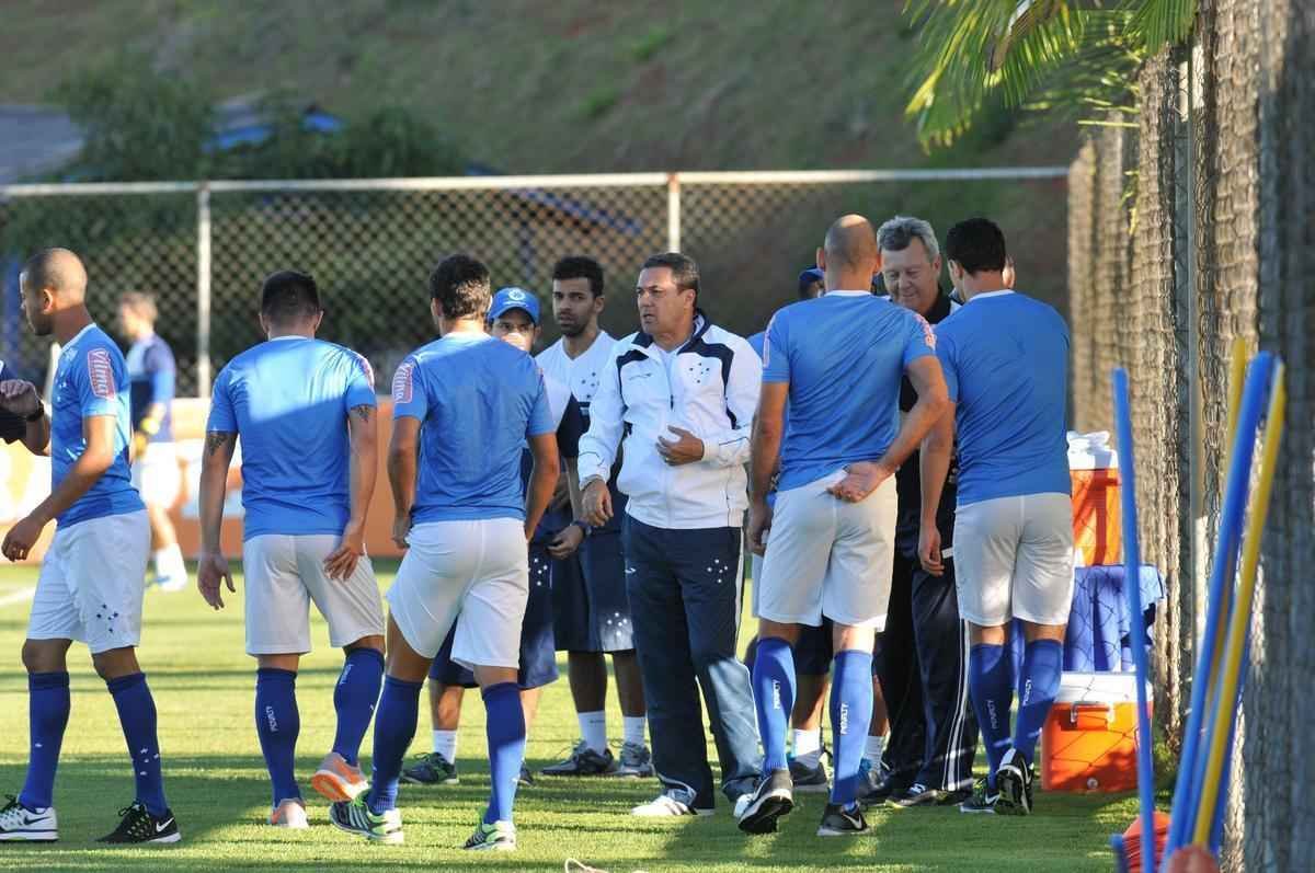 Jogadores do Cruzeiro treinaram em clima leve depois de conseguir duas vitrias seguidas no Brasileiro