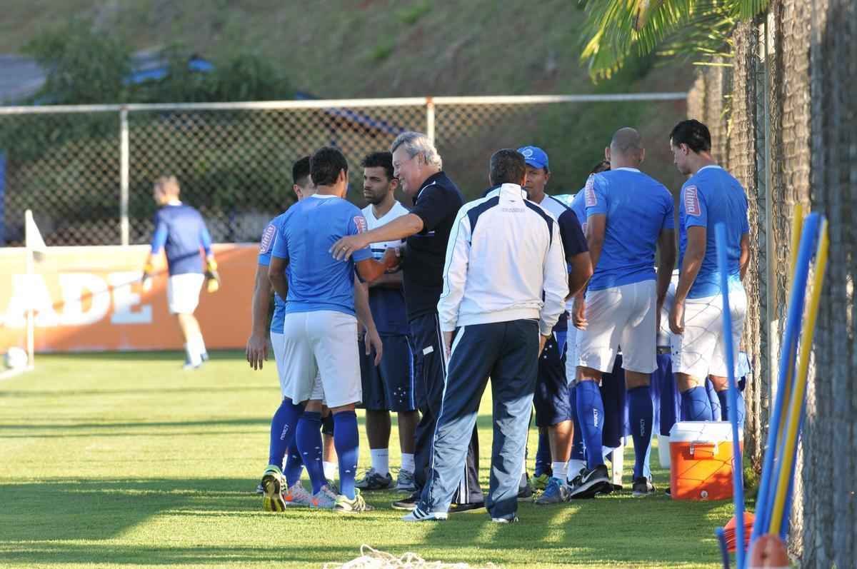 Jogadores do Cruzeiro treinaram em clima leve depois de conseguir duas vitrias seguidas no Brasileiro