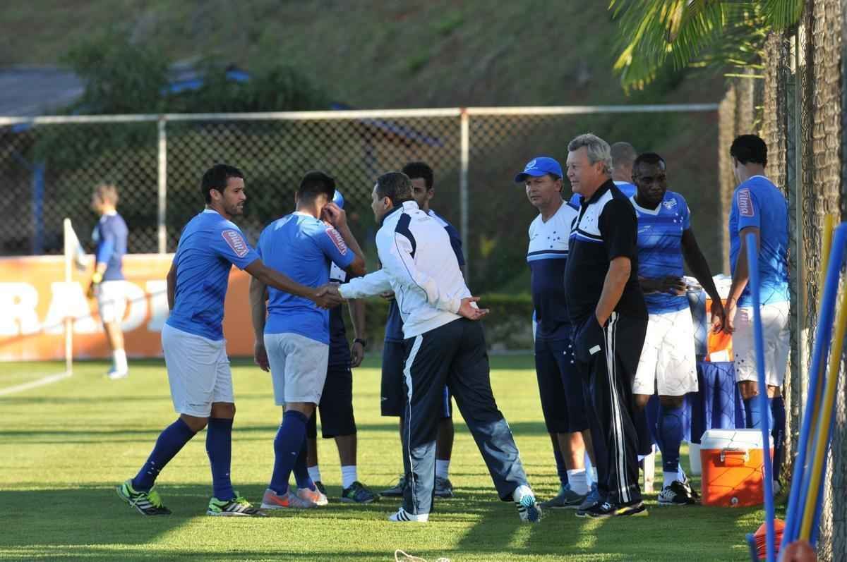 Jogadores do Cruzeiro treinaram em clima leve depois de conseguir duas vitrias seguidas no Brasileiro