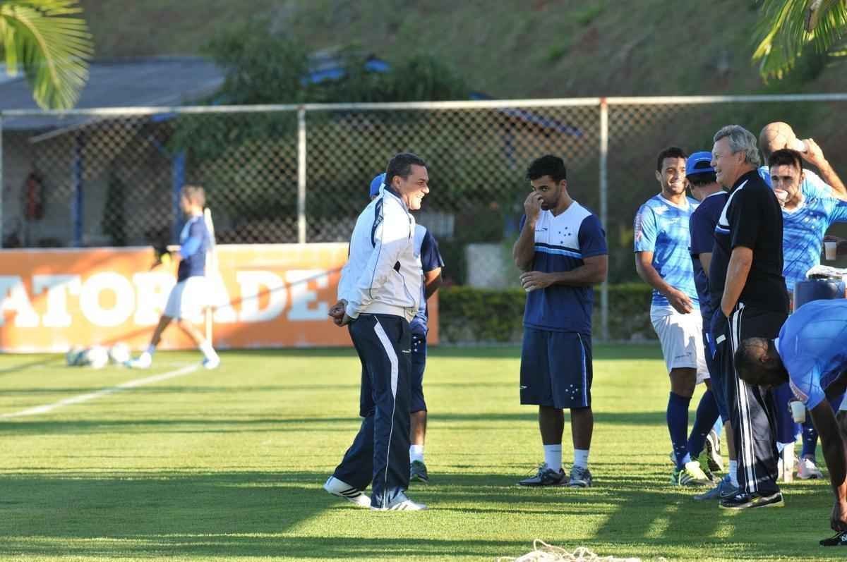 Jogadores do Cruzeiro treinaram em clima leve depois de conseguir duas vitrias seguidas no Brasileiro