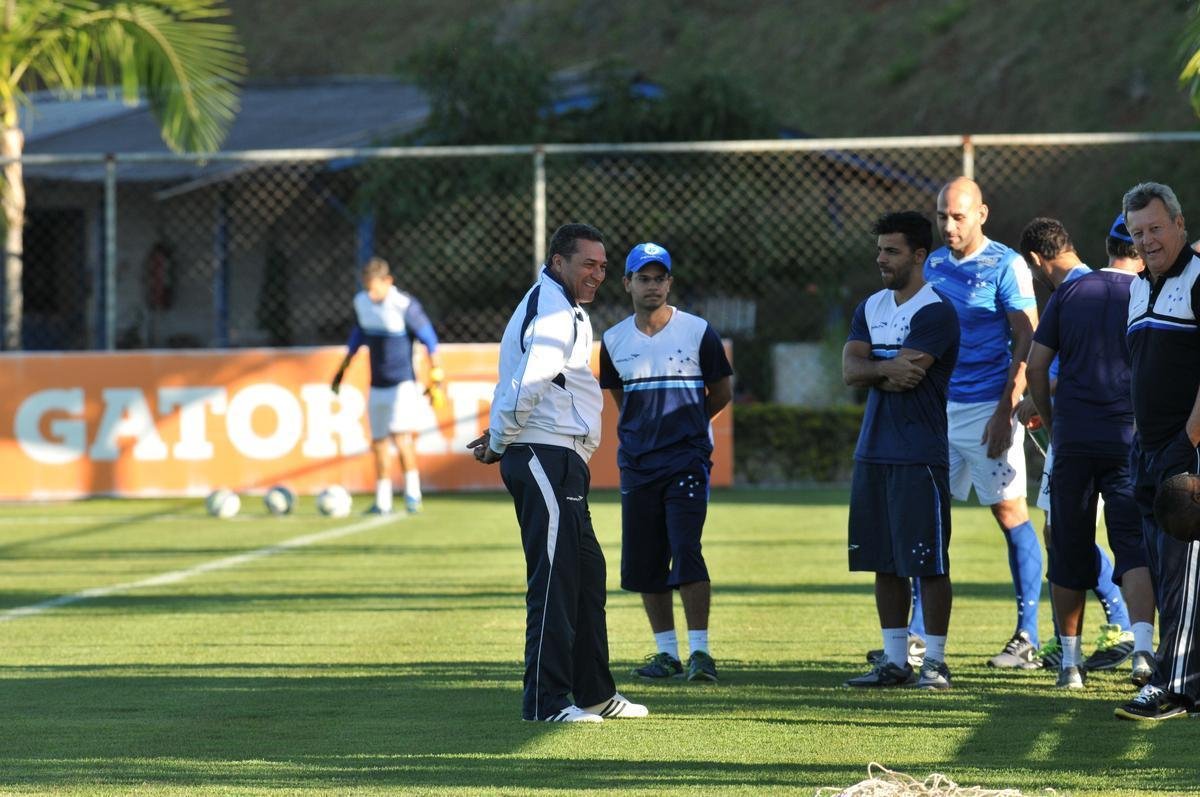 Jogadores do Cruzeiro treinaram em clima leve depois de conseguir duas vitrias seguidas no Brasileiro