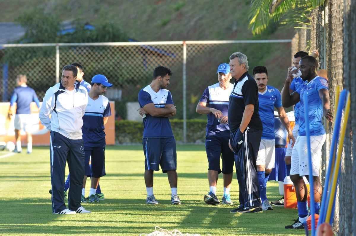 Jogadores do Cruzeiro treinaram em clima leve depois de conseguir duas vitrias seguidas no Brasileiro