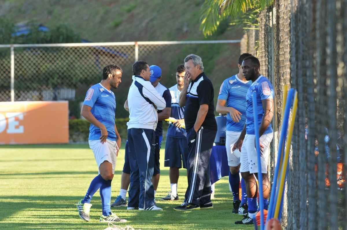 Jogadores do Cruzeiro treinaram em clima leve depois de conseguir duas vitrias seguidas no Brasileiro