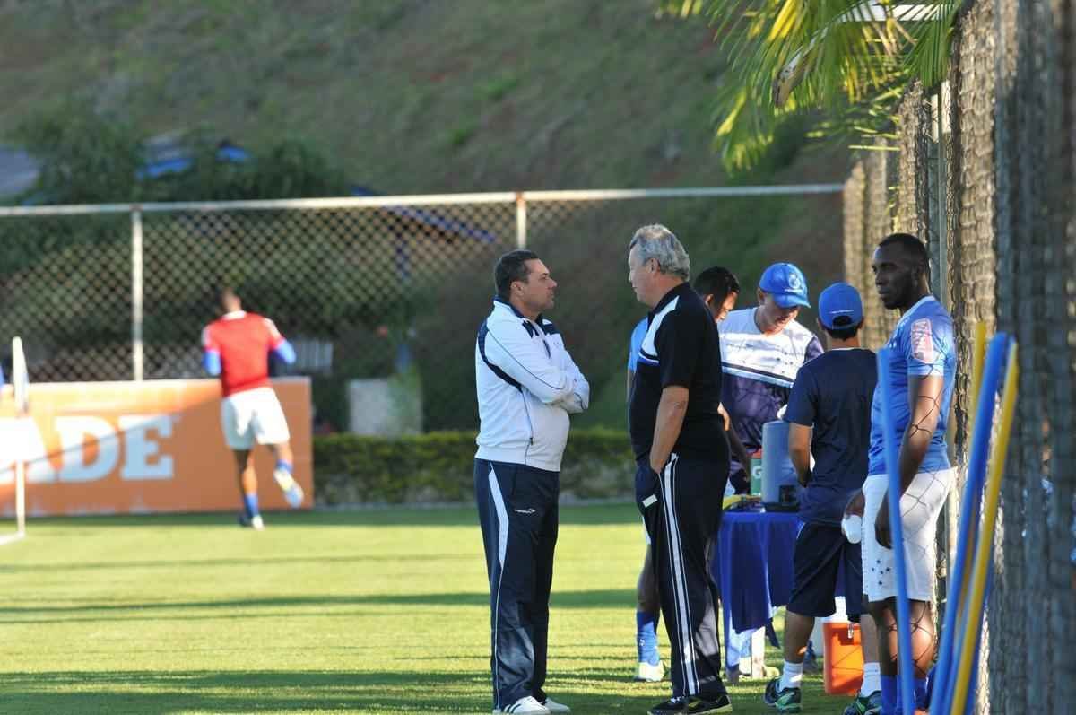 Jogadores do Cruzeiro treinaram em clima leve depois de conseguir duas vitrias seguidas no Brasileiro