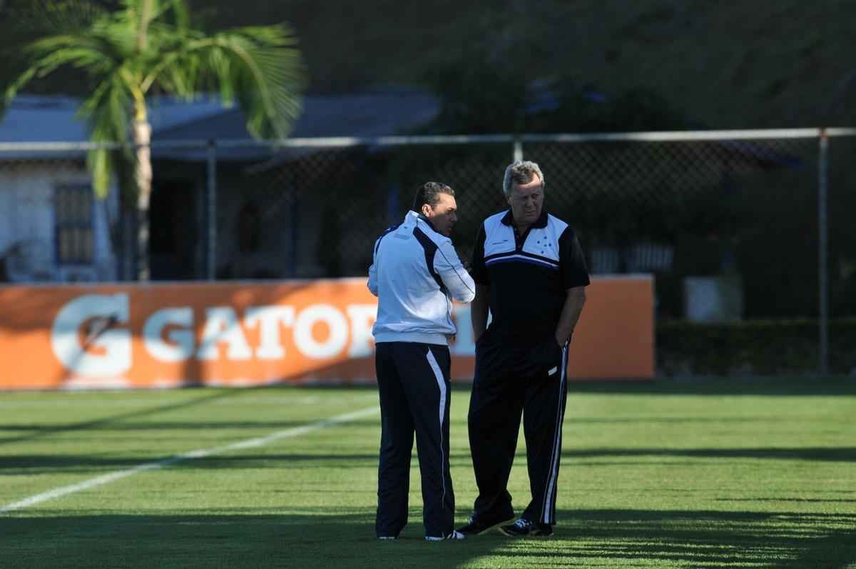 Jogadores do Cruzeiro treinaram em clima leve depois de conseguir duas vitrias seguidas no Brasileiro