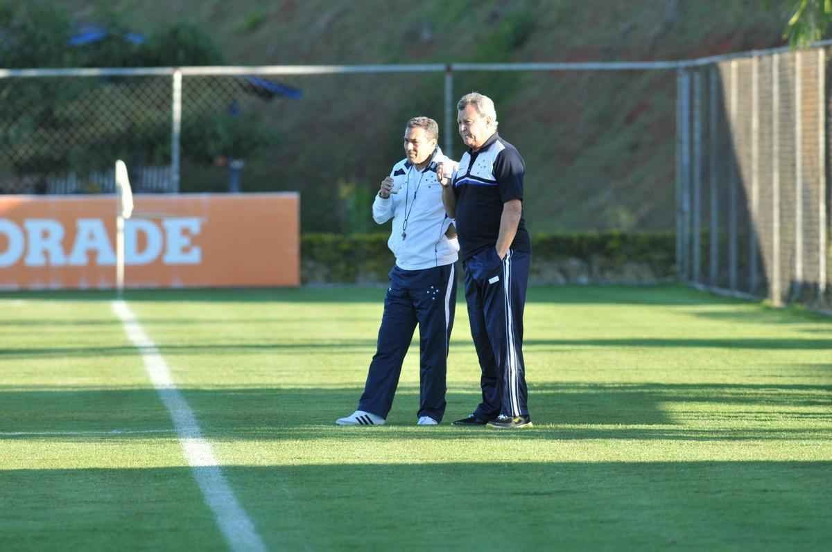 Jogadores do Cruzeiro treinaram em clima leve depois de conseguir duas vitrias seguidas no Brasileiro