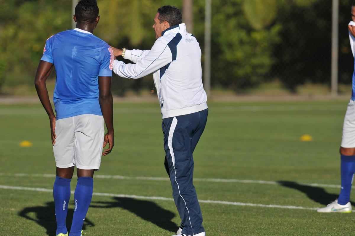 Jogadores do Cruzeiro treinaram em clima leve depois de conseguir duas vitrias seguidas no Brasileiro