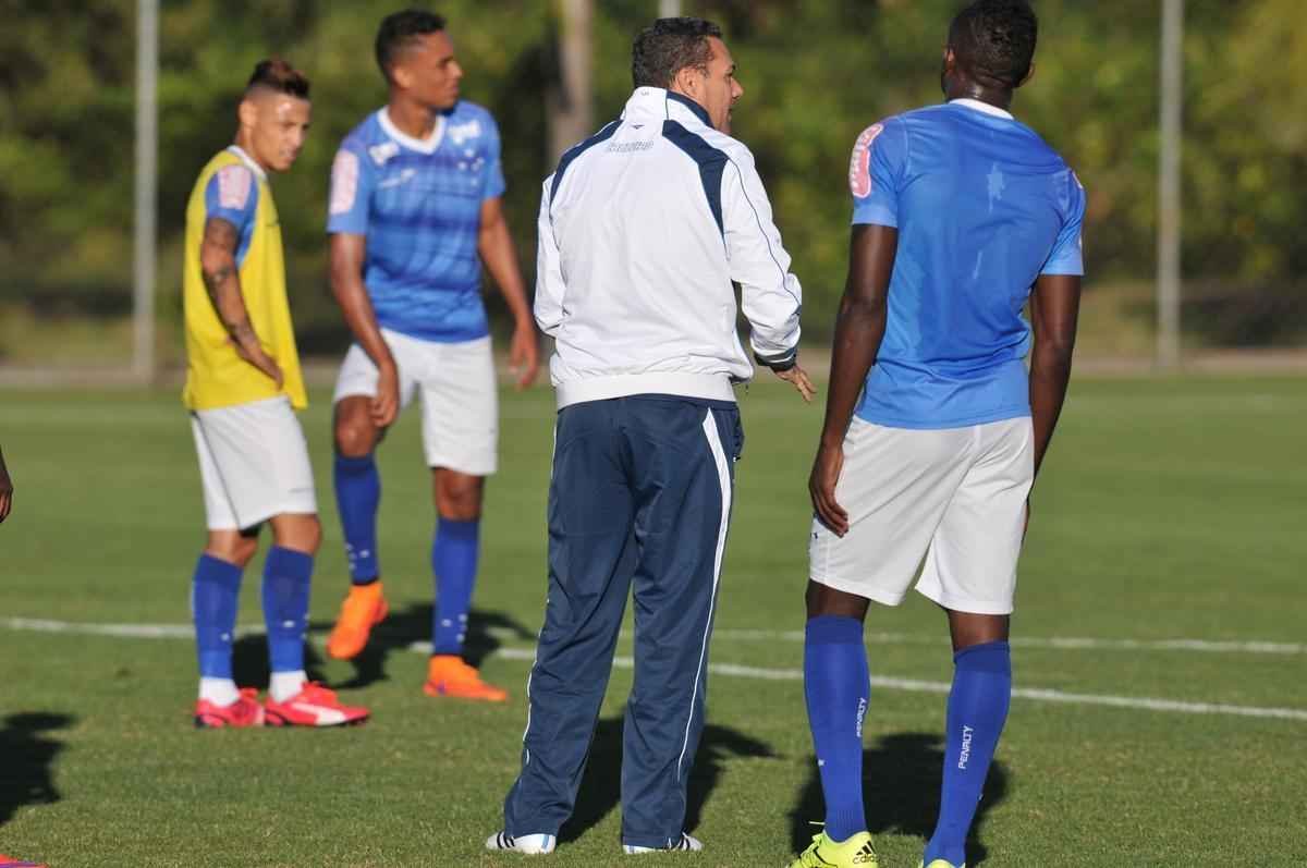 Jogadores do Cruzeiro treinaram em clima leve depois de conseguir duas vitrias seguidas no Brasileiro