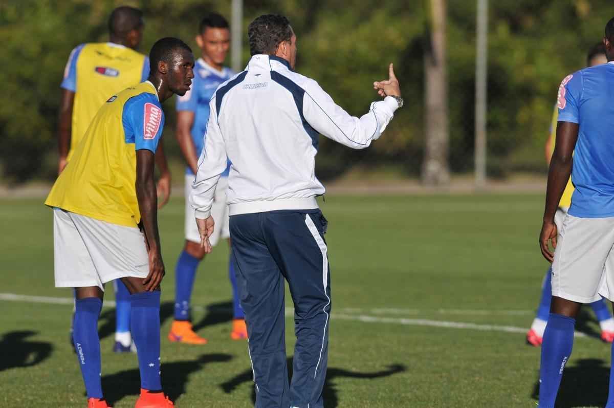 Jogadores do Cruzeiro treinaram em clima leve depois de conseguir duas vitrias seguidas no Brasileiro