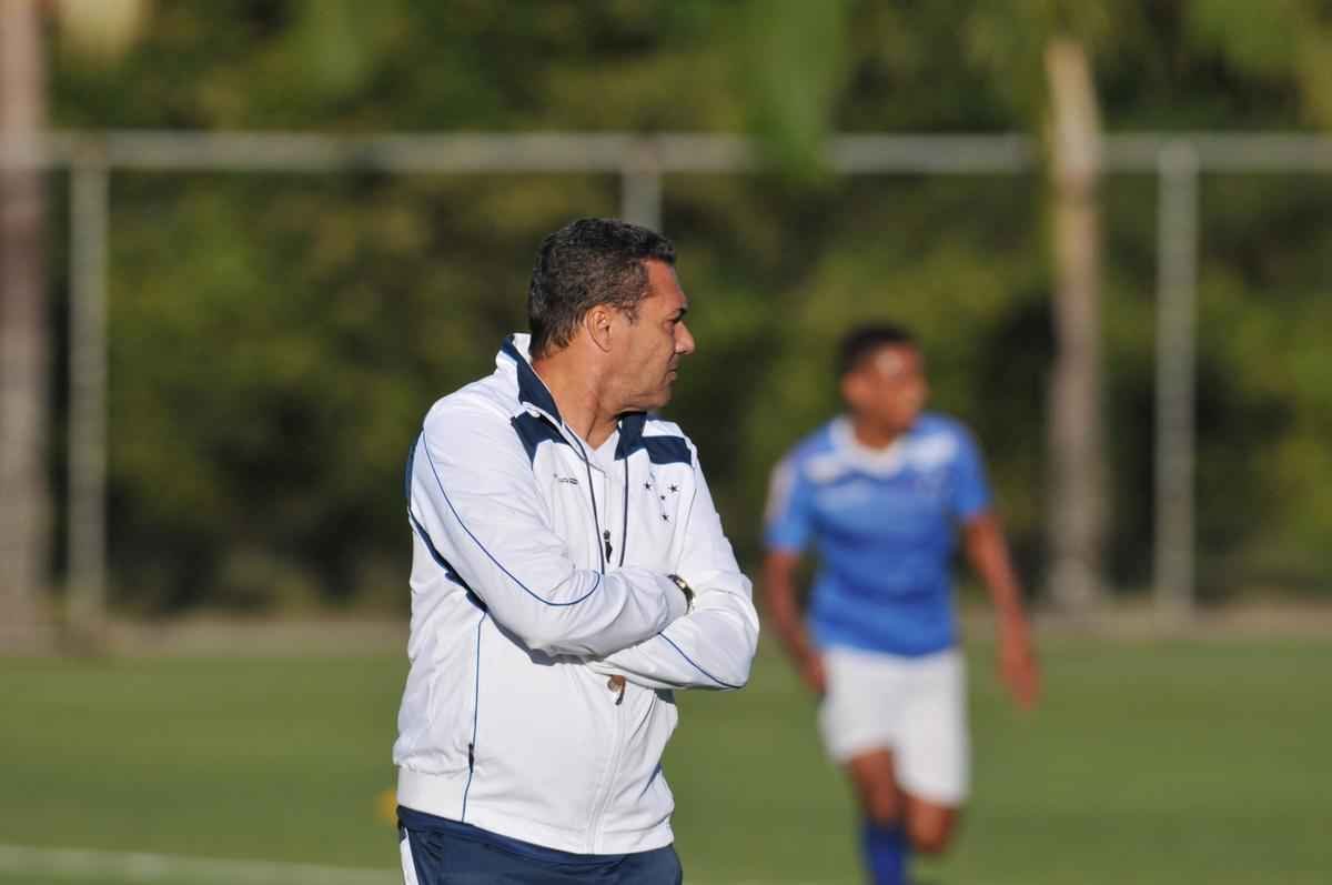Jogadores do Cruzeiro treinaram em clima leve depois de conseguir duas vitrias seguidas no Brasileiro