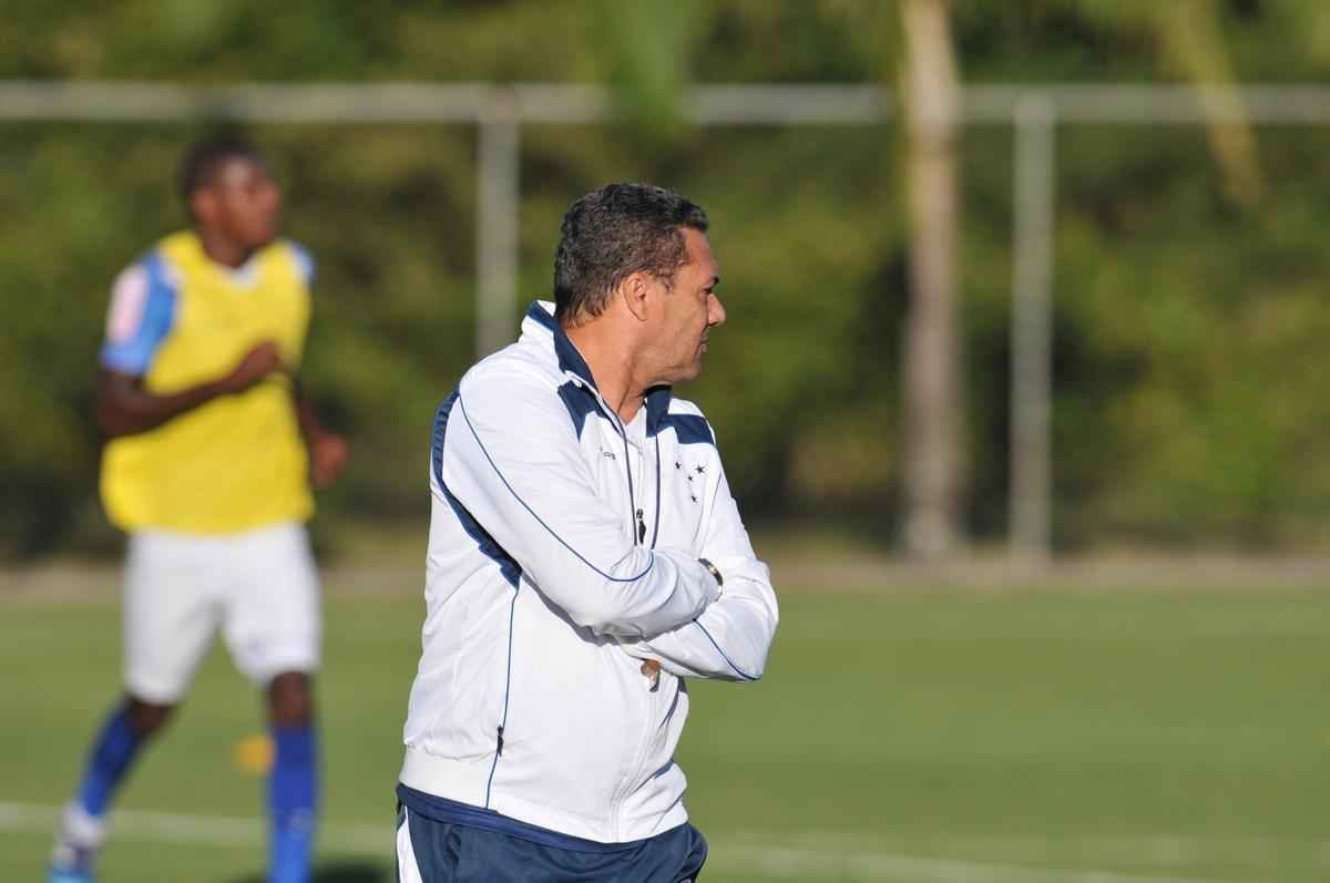 Jogadores do Cruzeiro treinaram em clima leve depois de conseguir duas vitrias seguidas no Brasileiro