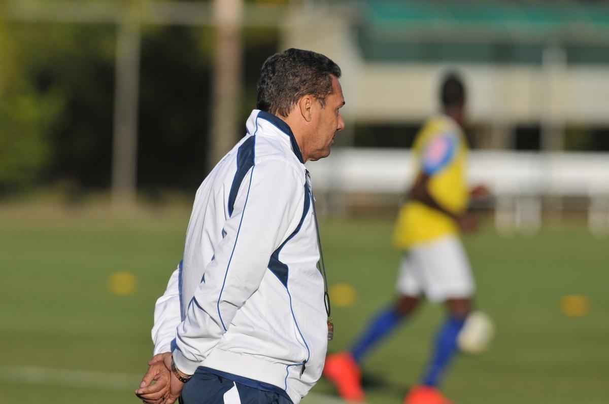 Jogadores do Cruzeiro treinaram em clima leve depois de conseguir duas vitrias seguidas no Brasileiro