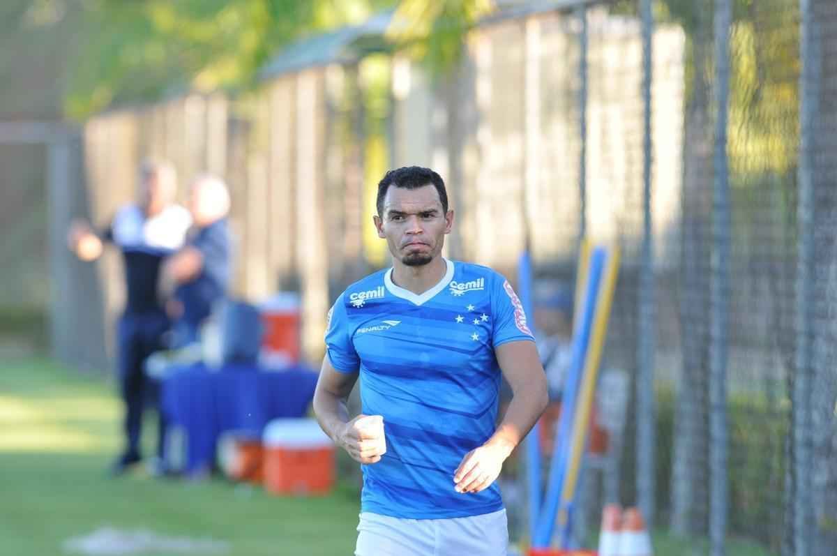 Jogadores do Cruzeiro treinaram em clima leve depois de conseguir duas vitrias seguidas no Brasileiro