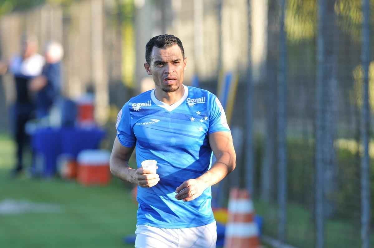 Jogadores do Cruzeiro treinaram em clima leve depois de conseguir duas vitrias seguidas no Brasileiro