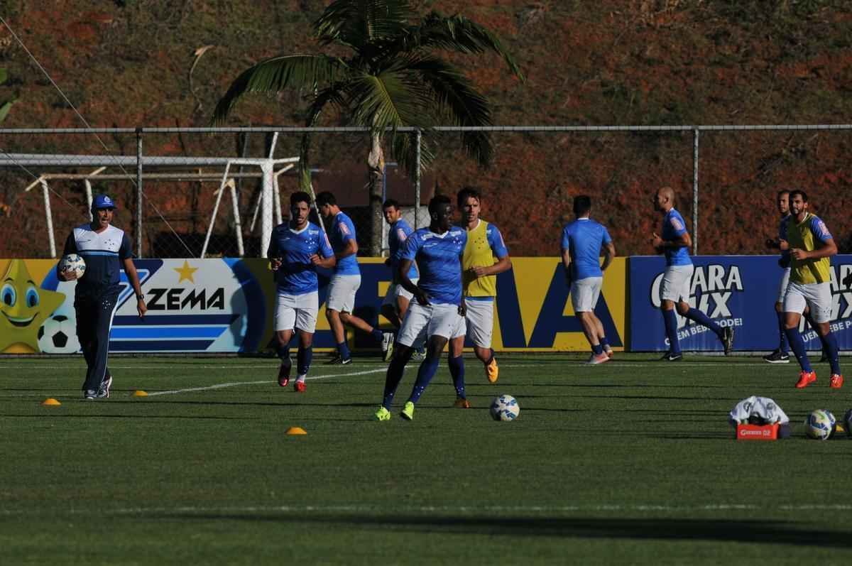 Jogadores do Cruzeiro treinaram em clima leve depois de conseguir duas vitrias seguidas no Brasileiro