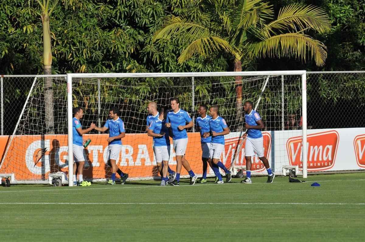 Jogadores do Cruzeiro treinaram em clima leve depois de conseguir duas vitrias seguidas no Brasileiro