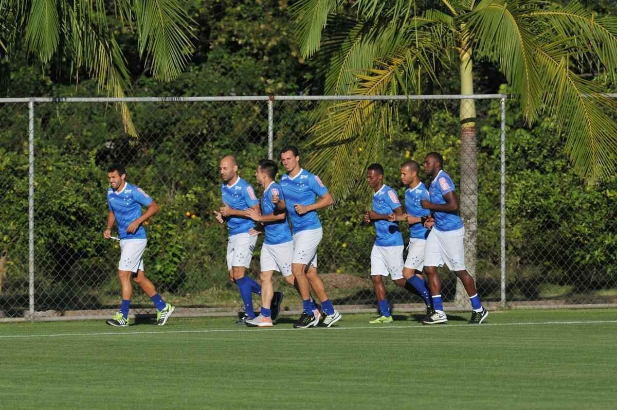 Jogadores do Cruzeiro treinaram em clima leve depois de conseguir duas vitrias seguidas no Brasileiro
