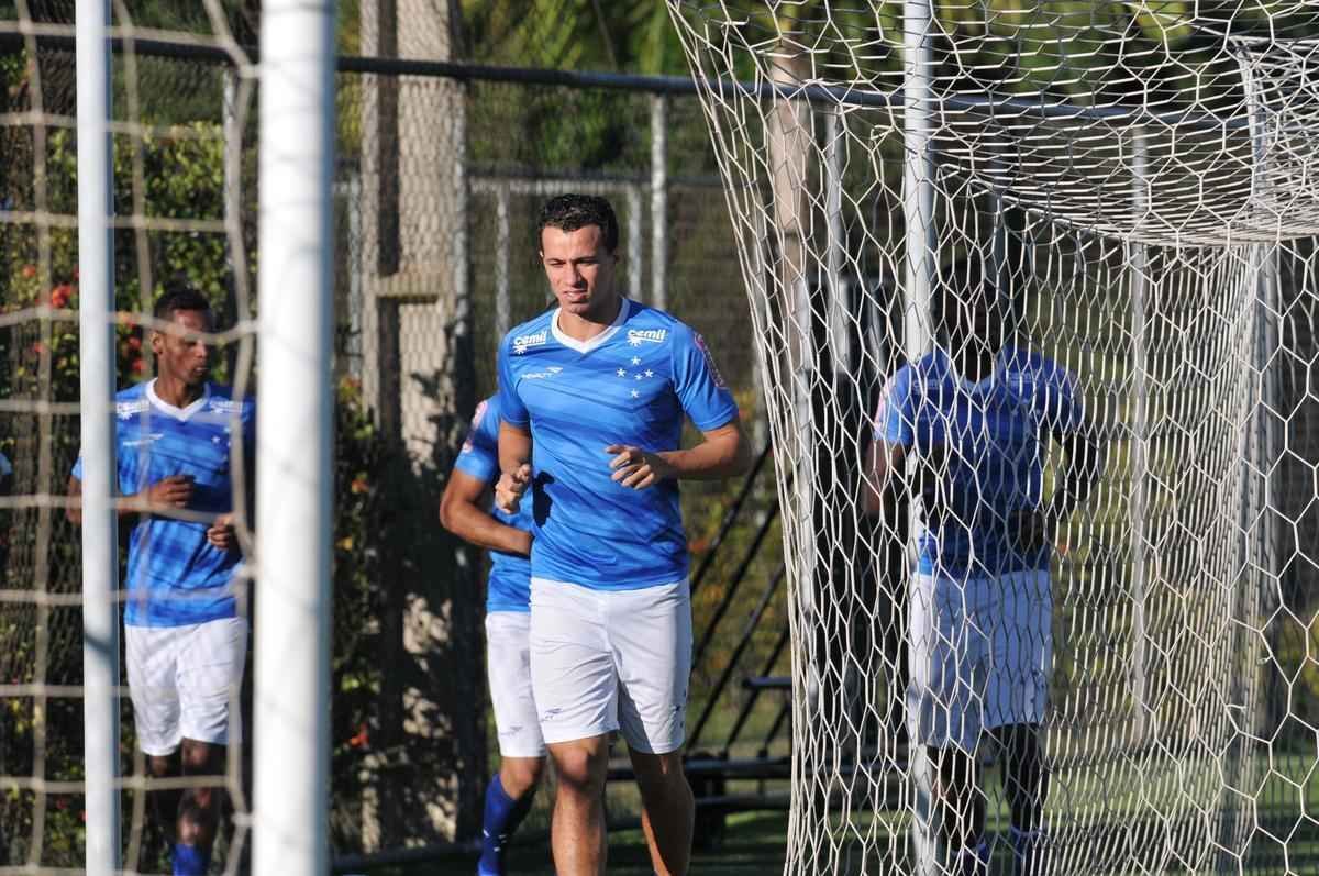 Jogadores do Cruzeiro treinaram em clima leve depois de conseguir duas vitrias seguidas no Brasileiro