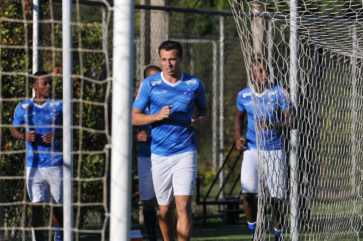 Jogadores do Cruzeiro treinaram em clima leve depois de conseguir duas vitrias seguidas no Brasileiro