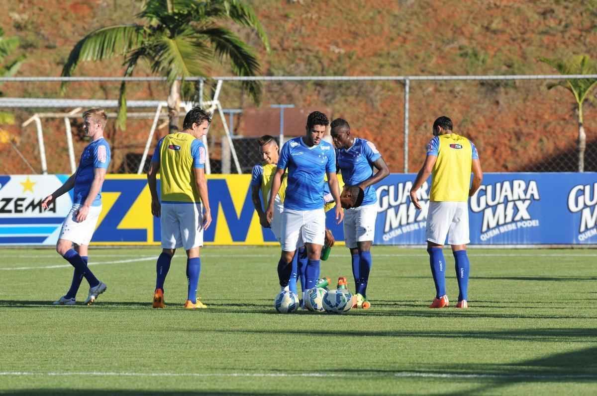 Jogadores do Cruzeiro treinaram em clima leve depois de conseguir duas vitrias seguidas no Brasileiro