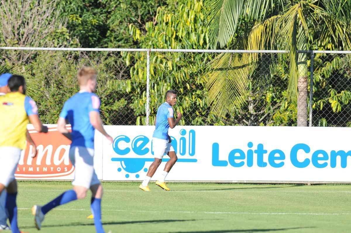 Jogadores do Cruzeiro treinaram em clima leve depois de conseguir duas vitrias seguidas no Brasileiro
