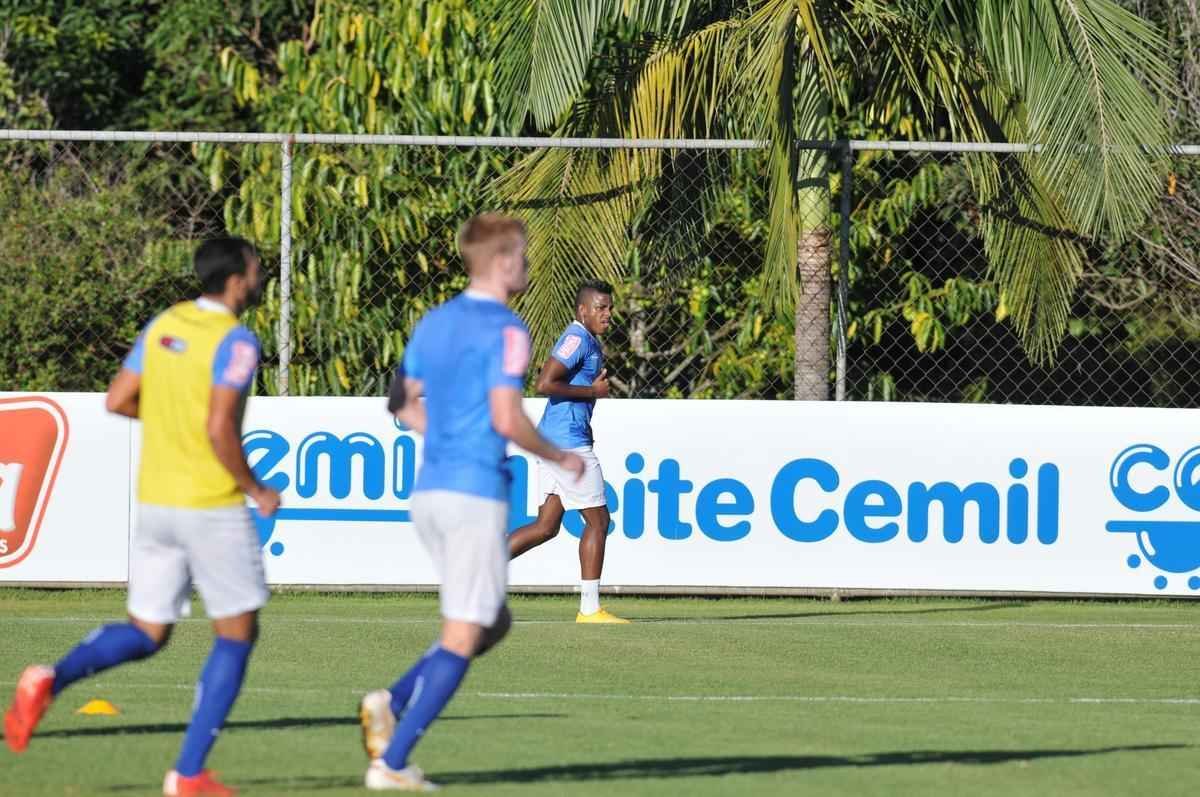 Jogadores do Cruzeiro treinaram em clima leve depois de conseguir duas vitrias seguidas no Brasileiro