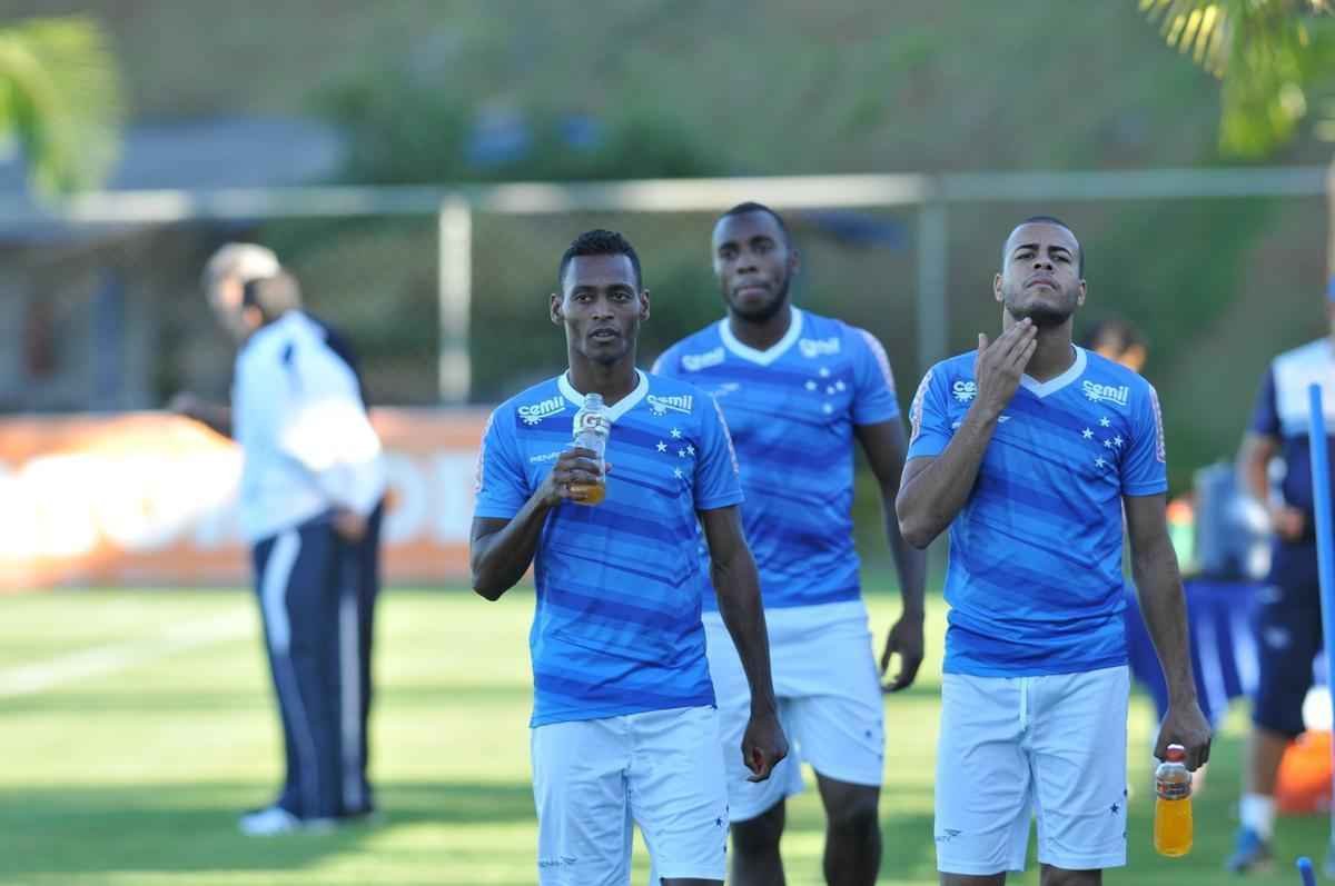 Jogadores do Cruzeiro treinaram em clima leve depois de conseguir duas vitrias seguidas no Brasileiro