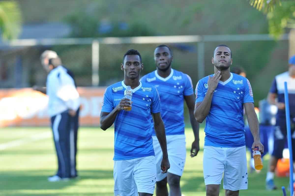 Jogadores do Cruzeiro treinaram em clima leve depois de conseguir duas vitrias seguidas no Brasileiro