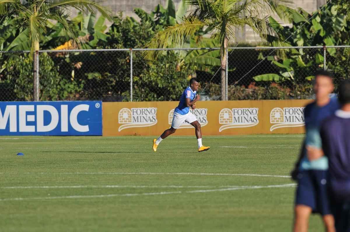 Jogadores do Cruzeiro treinaram em clima leve depois de conseguir duas vitrias seguidas no Brasileiro