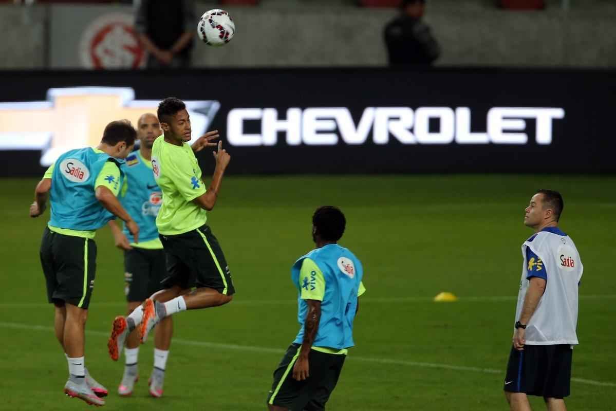 Neymar fez seu primeiro treino com restante do grupo e foi confirmado no amistoso contra Honduras