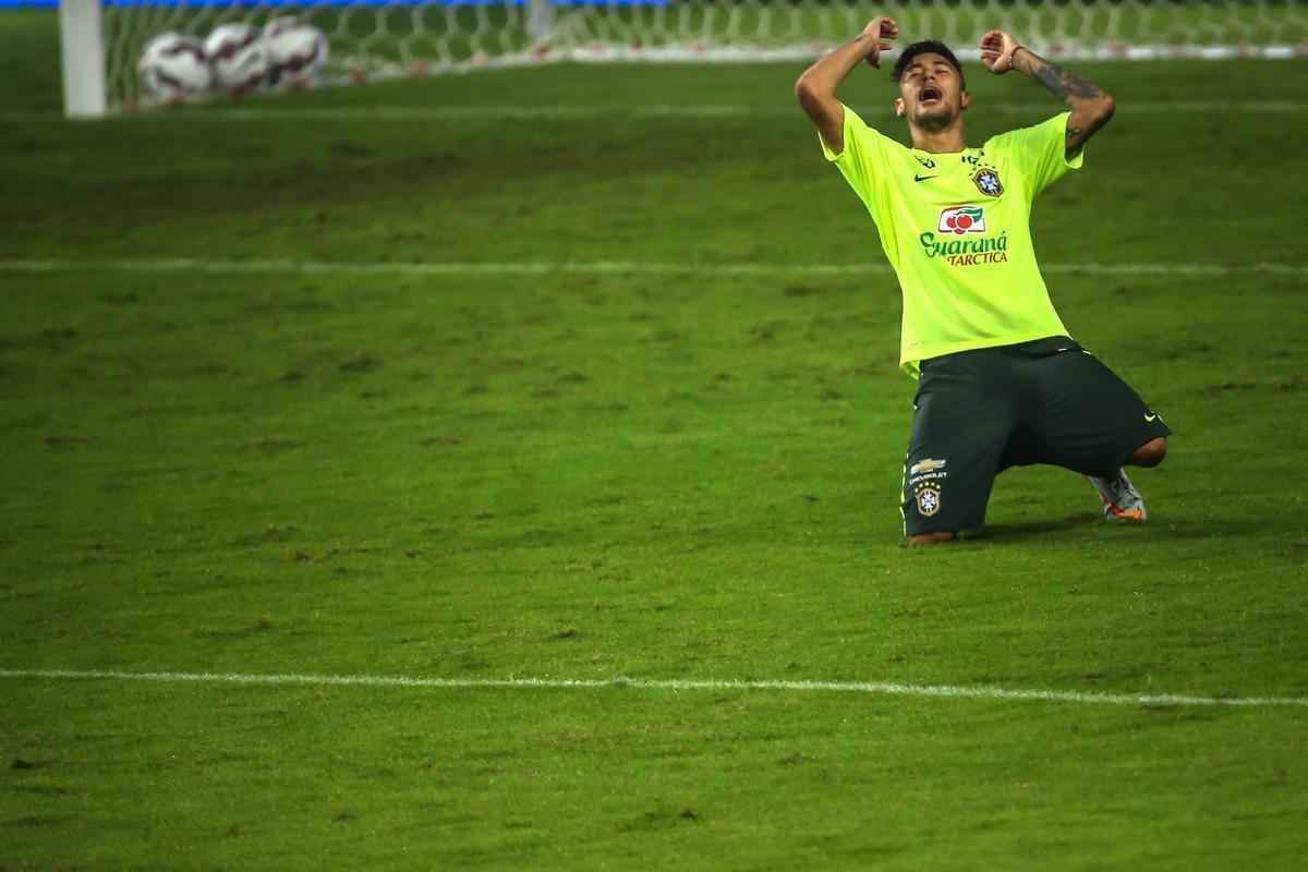 Neymar fez seu primeiro treino com restante do grupo e foi confirmado no amistoso contra Honduras